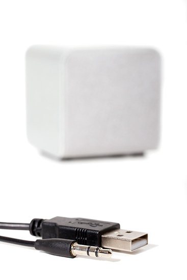 Mukana tulee kuljetuspussi ja molemmat tarvittavat johdot. USB-johdolla hoituu myös sisäisen akun lataus.