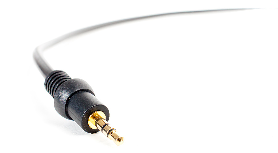 Miniplugi hämää, samoin valmistajan lupaus kuulokkeiden toimivuudesta kannettavien soittimien kanssa. Nämä osoittautuivat poikkeuksellisen paljon kuulokevahvistimeen reagoiviksi.