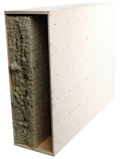 Reikäresonaattorin rakenne on hyvin yksinkertainen. Syvyydestä taaempi puoli täytetään peruslaatuisella lämmöneristysvillalla. Jos laatikko tulee jäykkää seinää vasten, takalevyksi riittää pelkkä kovalevy. Muu rakenne on tässä 12-millistä vaneria. Etulevyn paksuus riippuu halutusta viritystaajuudesta.